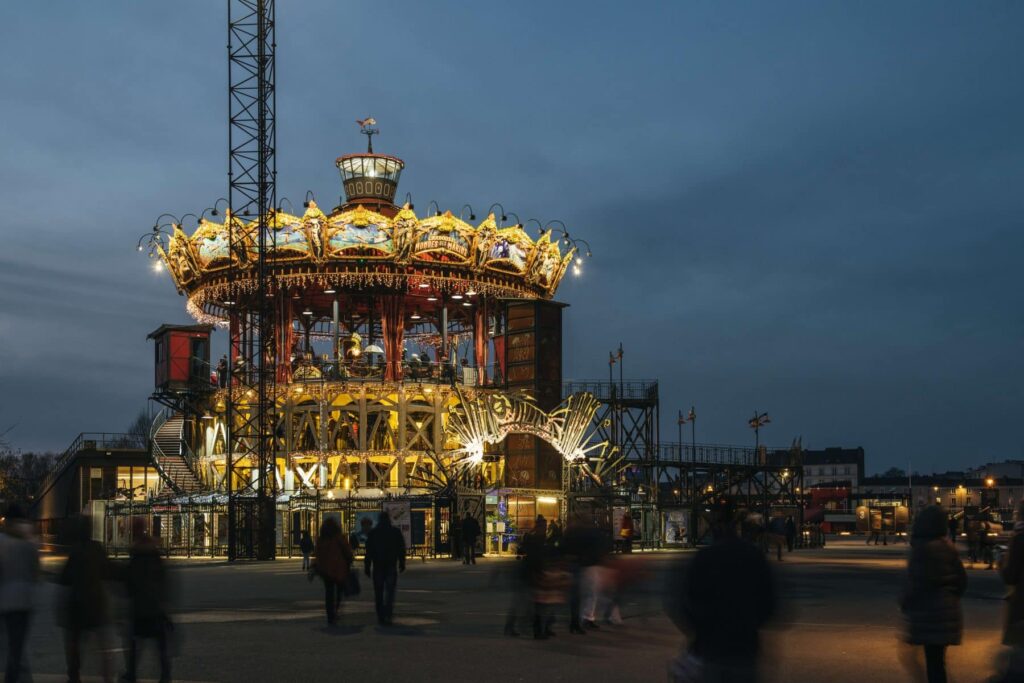 photo de nuit d'un carrousel éclairé
