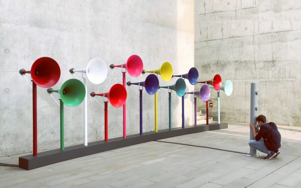 installation haut parleur de couleur dans un espace public