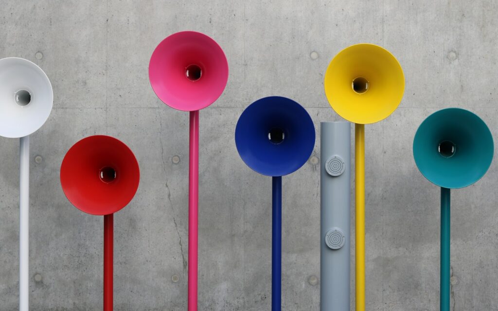 installation haut parleur de couleur dans un espace public