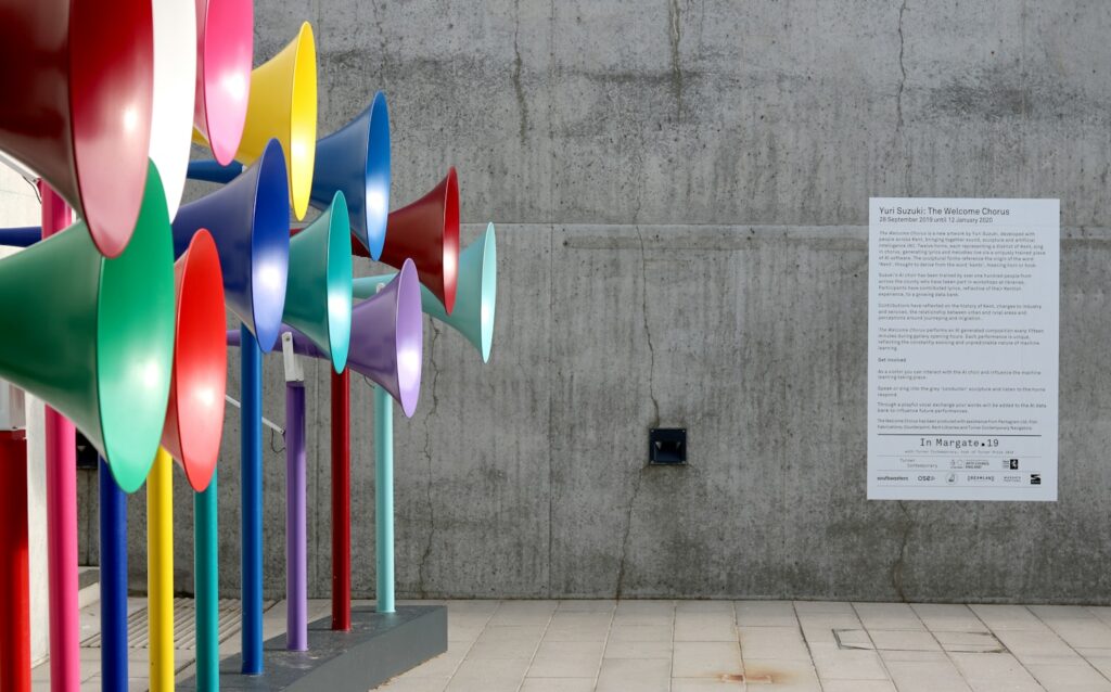 installation haut parleur de couleur dans un espace public