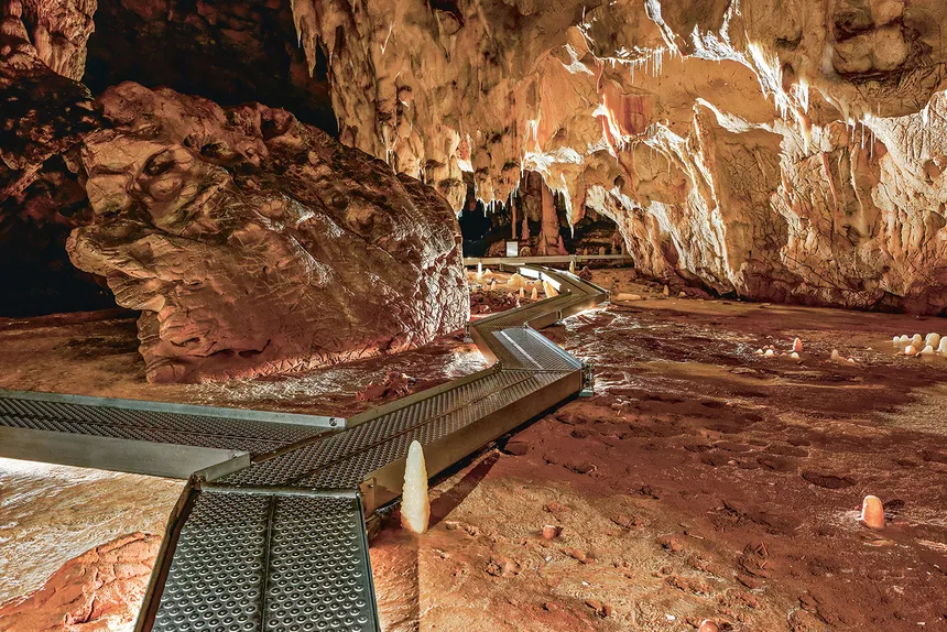 une passerelle dans une grotte