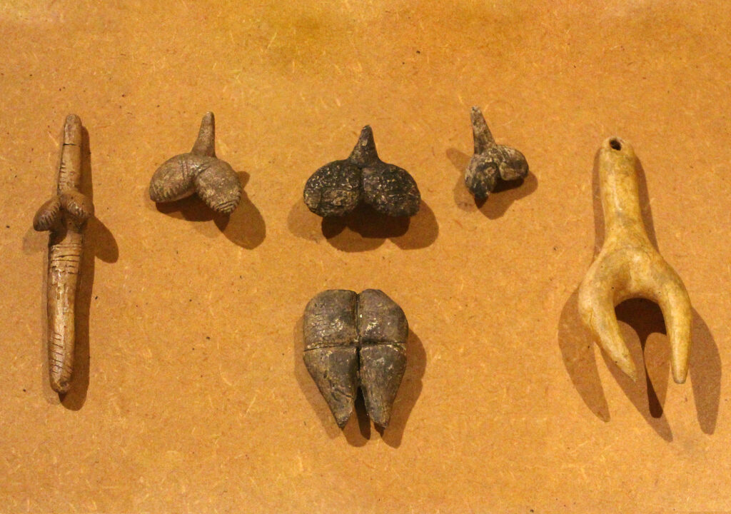 figures feminines prehistoriques stylisées