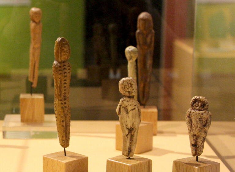 statuettes prehistoriques en ivoire de mammouths